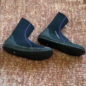 Snorkeling shoes size 7 black